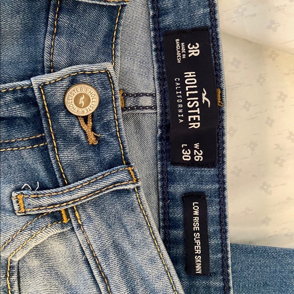 ⚡️Hollister Low Rise Distressed⚡️ ($7 flash sale) - Picture 3 of 6